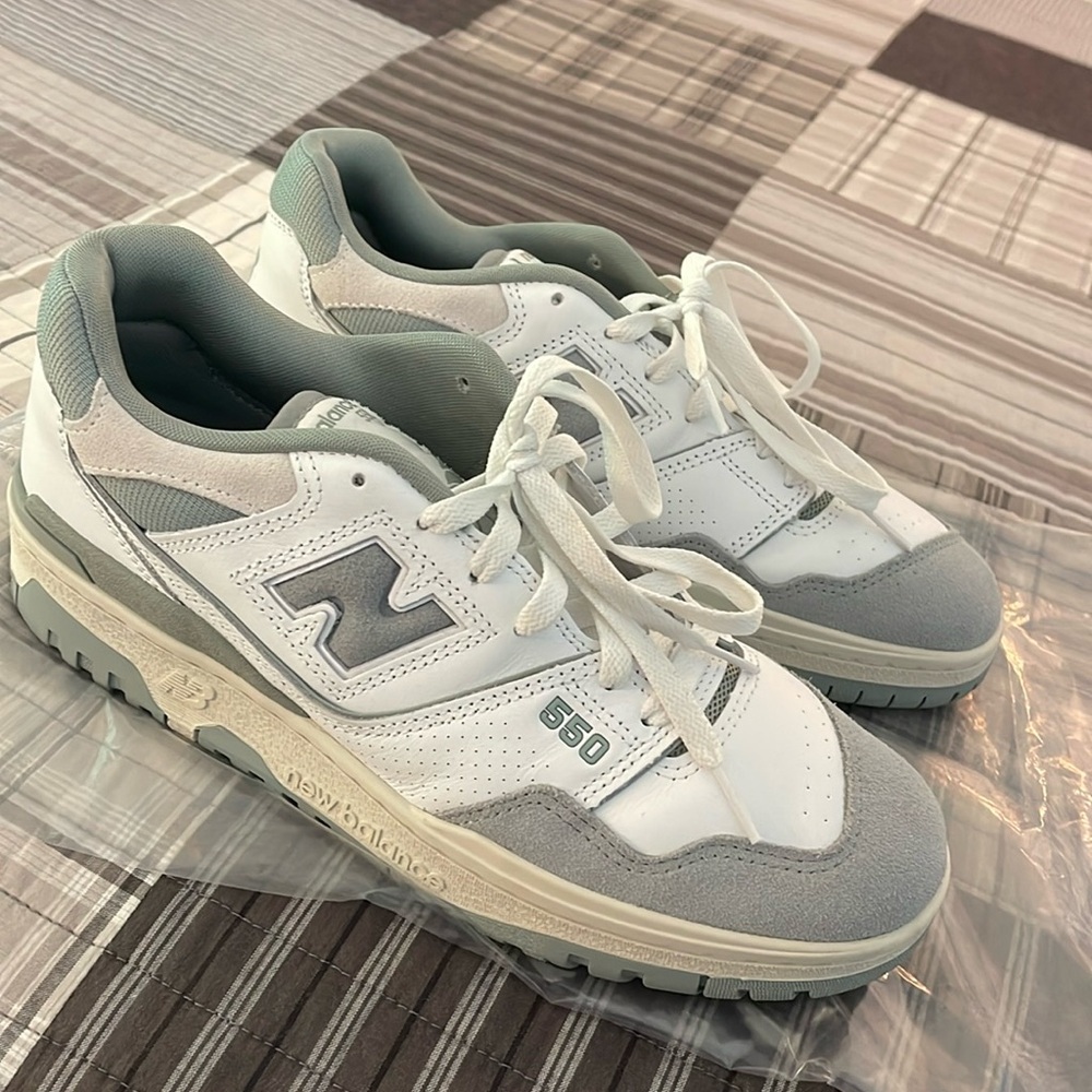NEW BALANCE 550s (8.5) only worn once!!